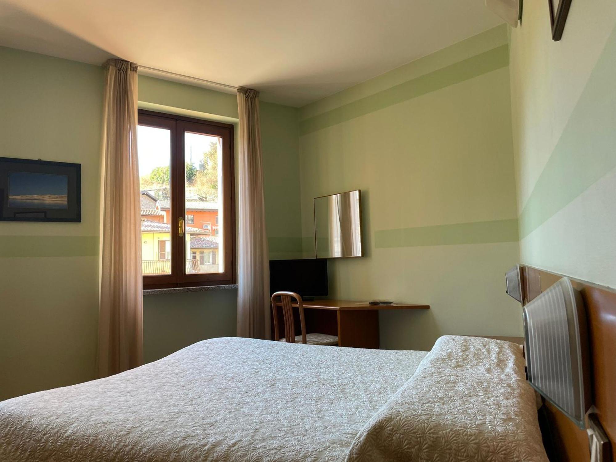 Hotel Ristorante Centrale Vestone Екстер'єр фото